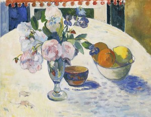 테이블에 꽃과 과일 그릇